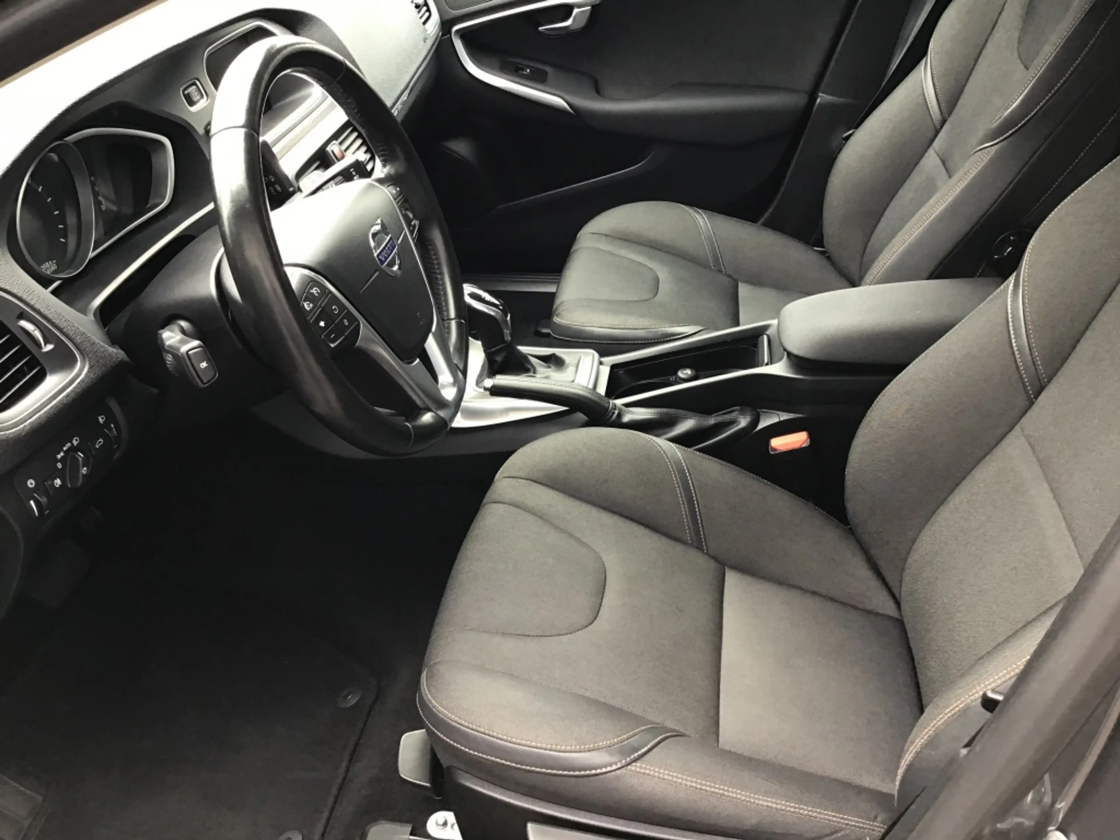 Volvo V40 Cross Country 1.6 T4 Momentum — photo 10