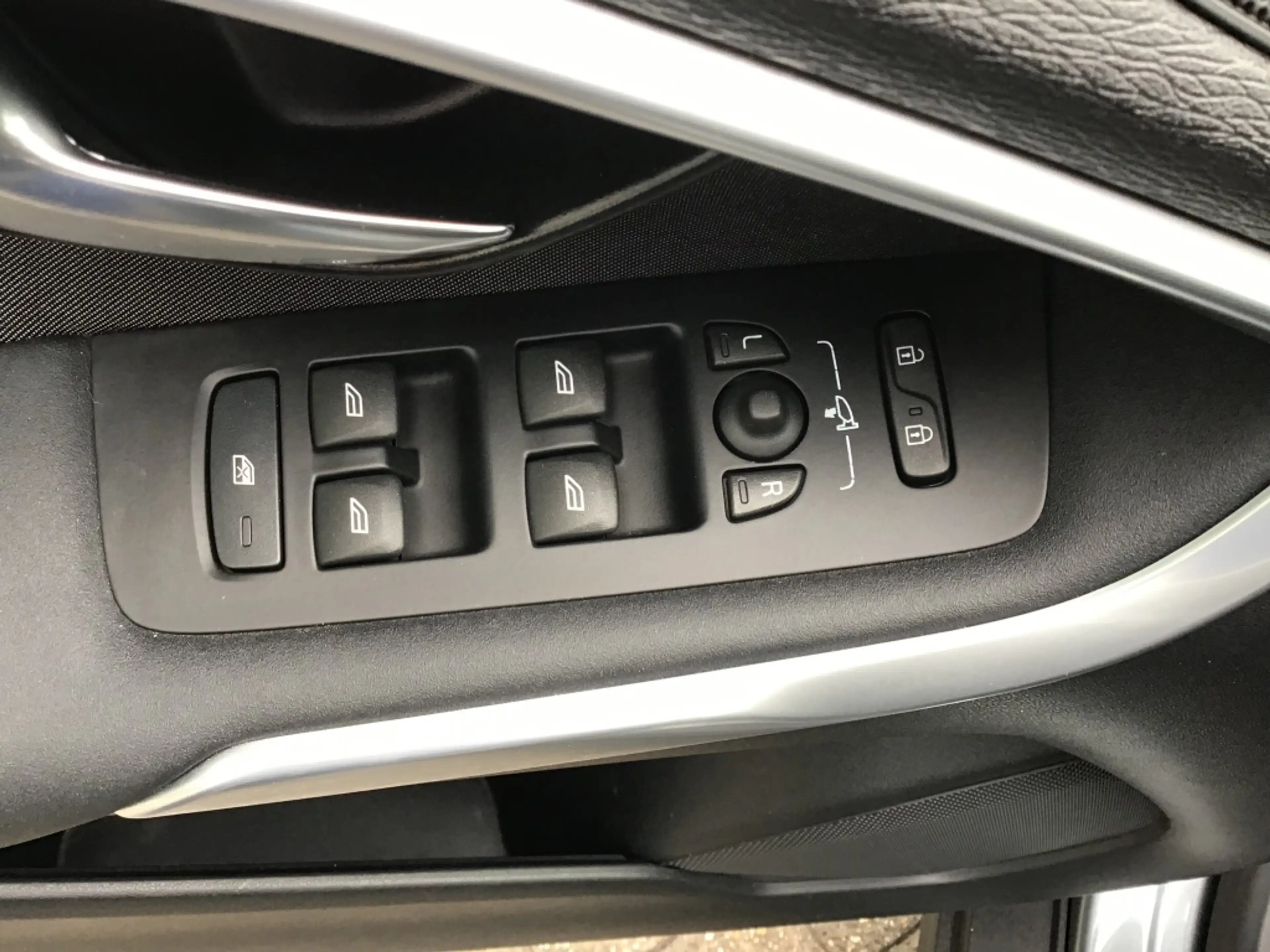 Volvo V40 Cross Country 1.6 T4 Momentum — photo 8