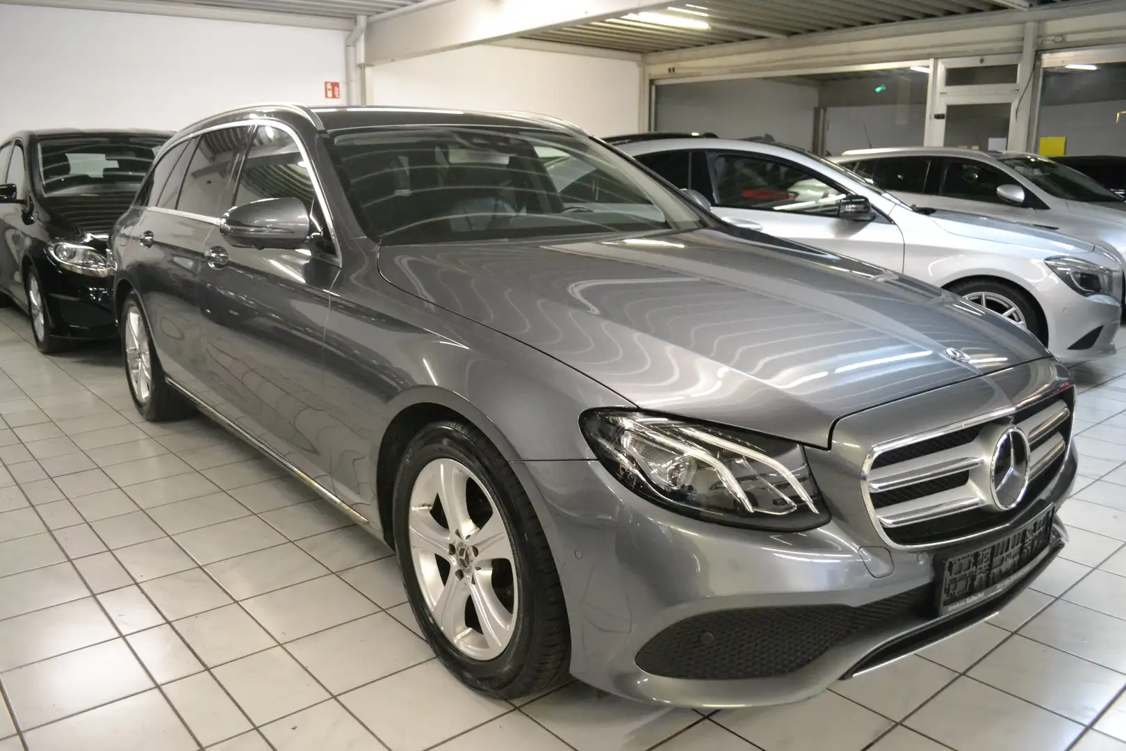 Mercedes-Benz E 220 D 4Matic AVANTGARDE *LEDER*LED*COMAND*KAMERA360 Grijs - 2