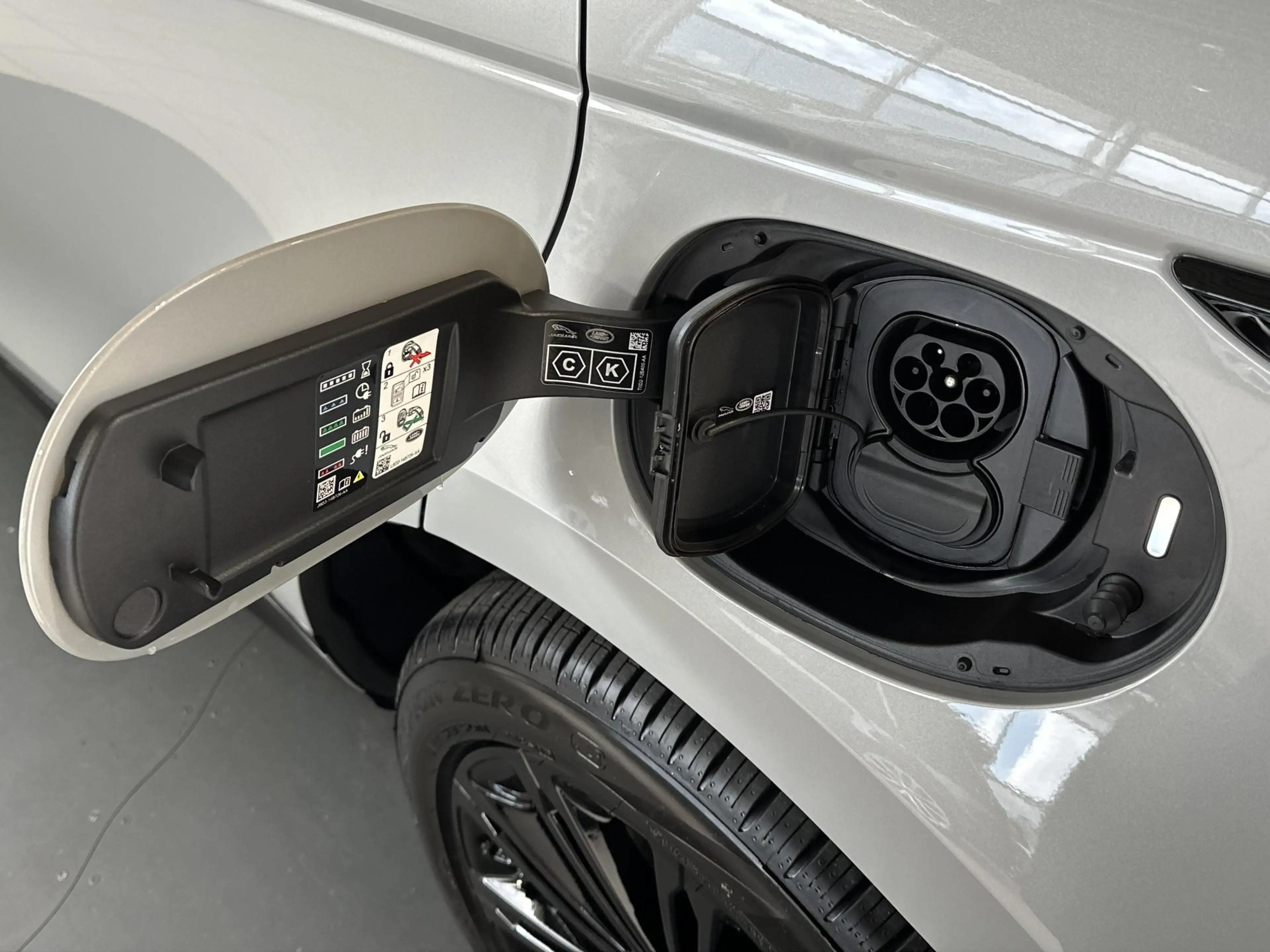 Land Rover Range Rover Evoque P270e Dynamic SE | Panoramadak | Cold Climate Pack — photo 24