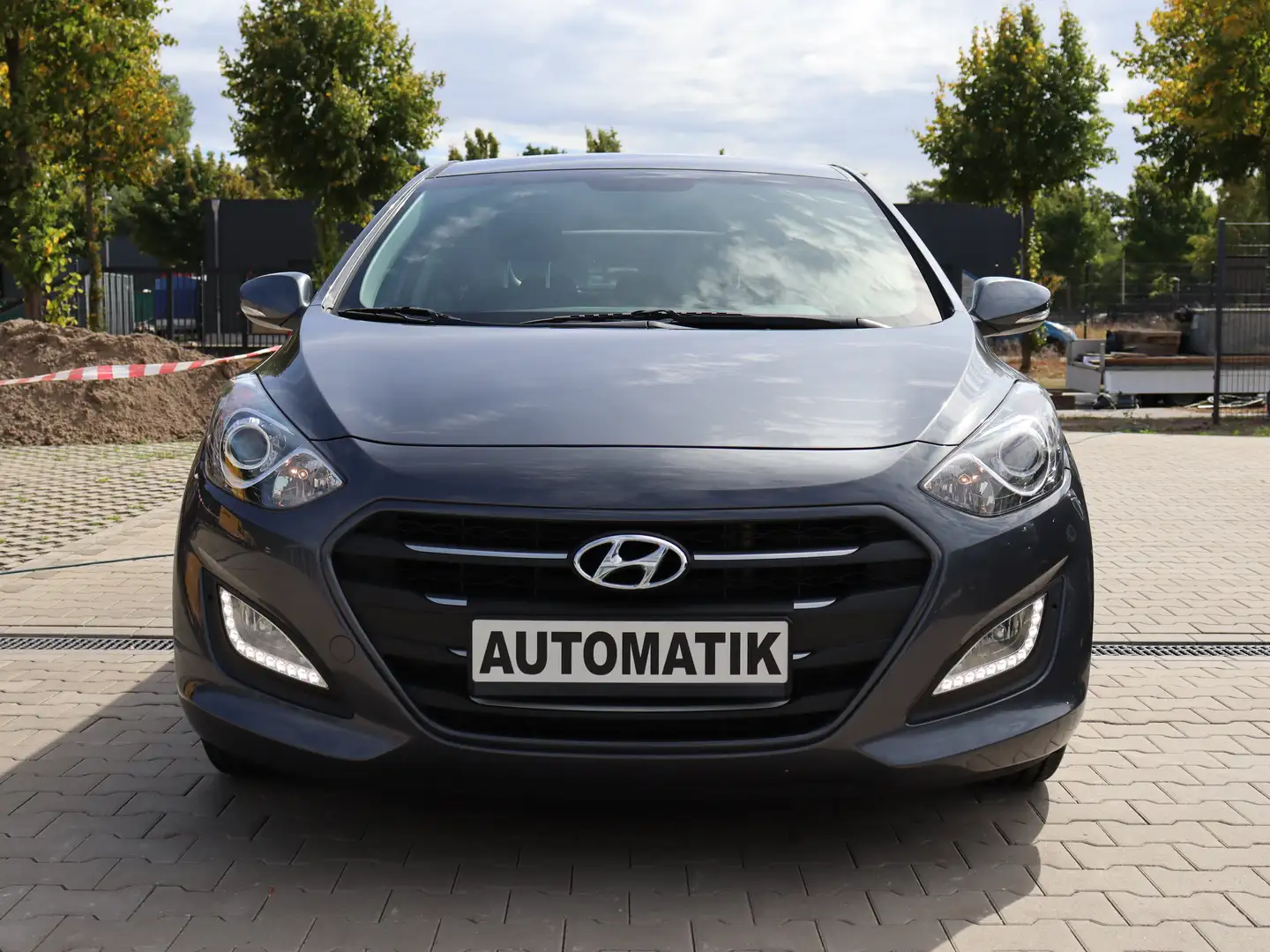 Hyundai i30 1.6 CRDI *2-Hand*Automatik*PDC-hinten*PDC-Kamera* Gris - 2