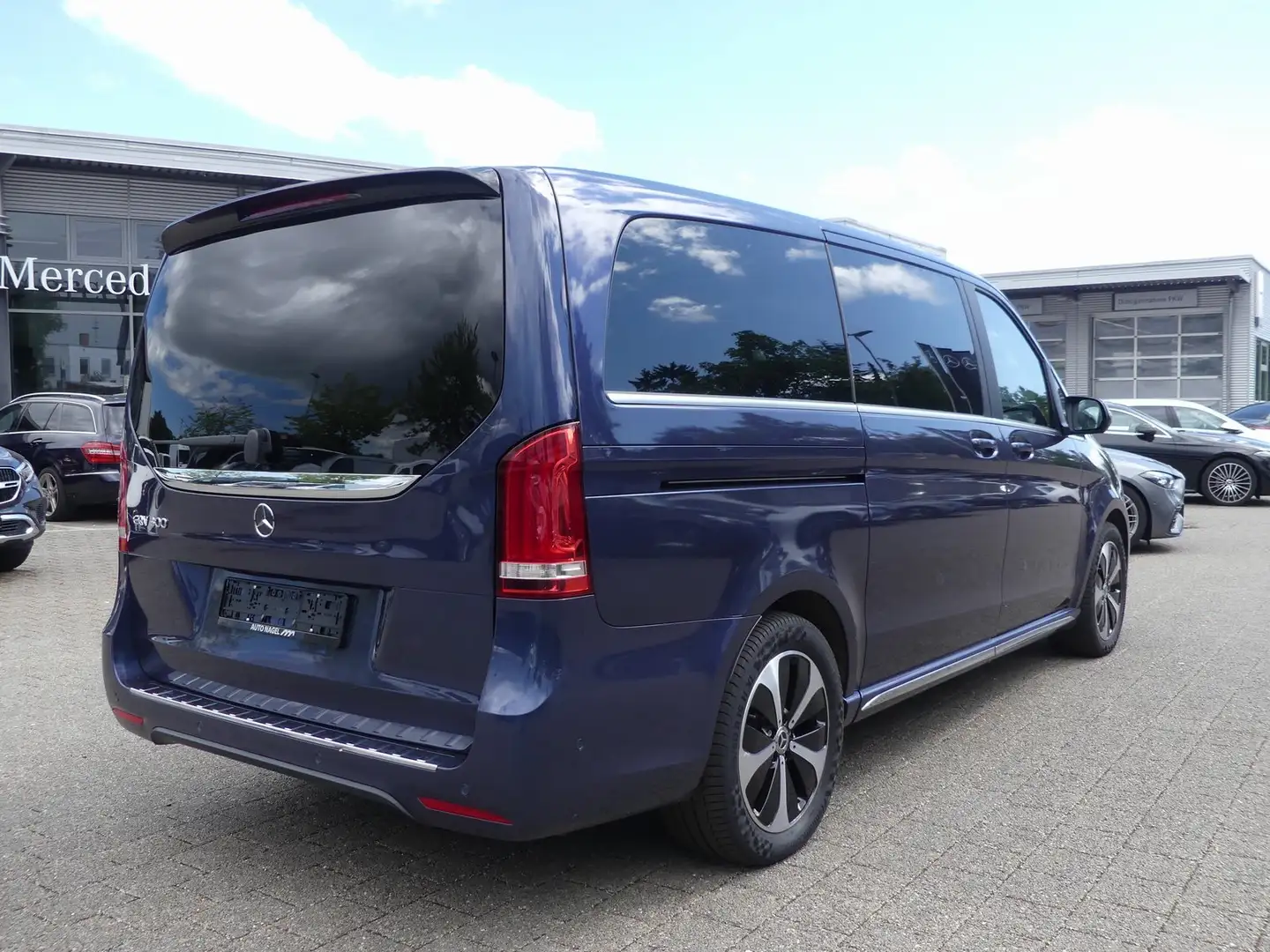 Mercedes-Benz EQV 300 Avantgarde lang AIRMATIC 360° elek.Türen Albastru - 2