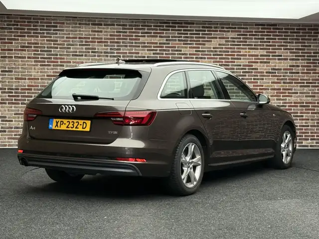 Audi A4 Avant view 2