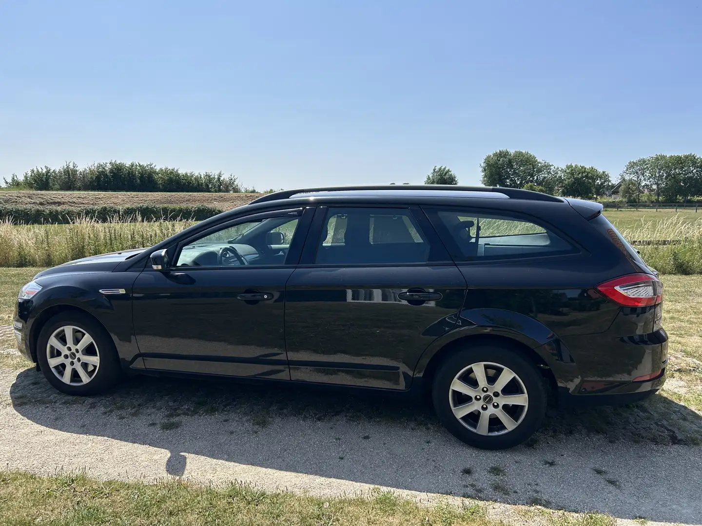 Ford Mondeo Trend 5W 2.OTD 140 PS M6 // 5 Türer Tunier Noir - 1
