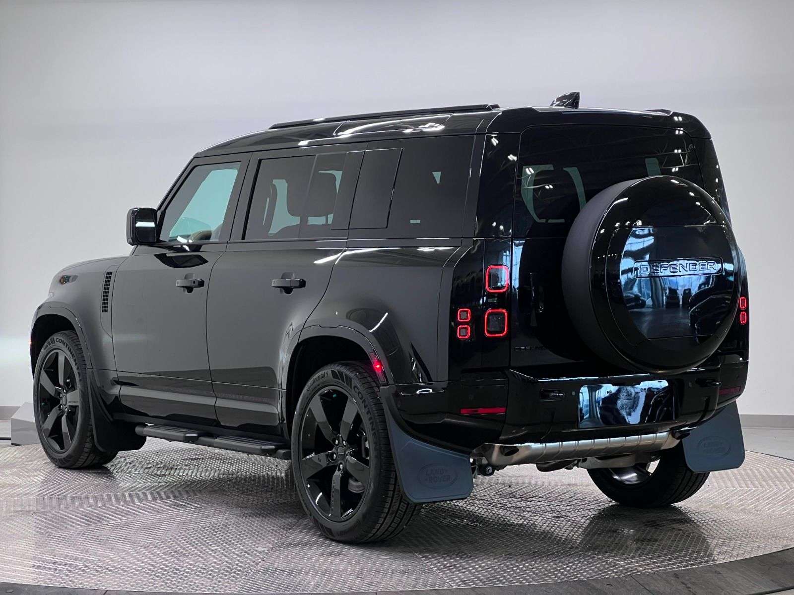 2026 Land Rover Defender 110 P400 X-DYNAMIC SE alt 3
