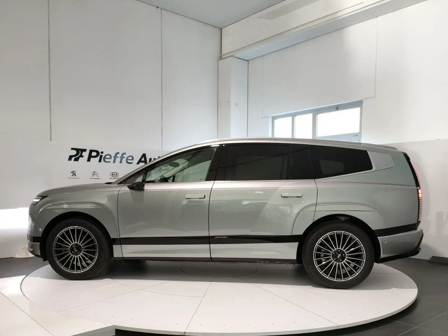 Hyundai IONIQ 9 110 KWH 4WD CALLIGRAPHY 6PPERF+DM Grigio - 2