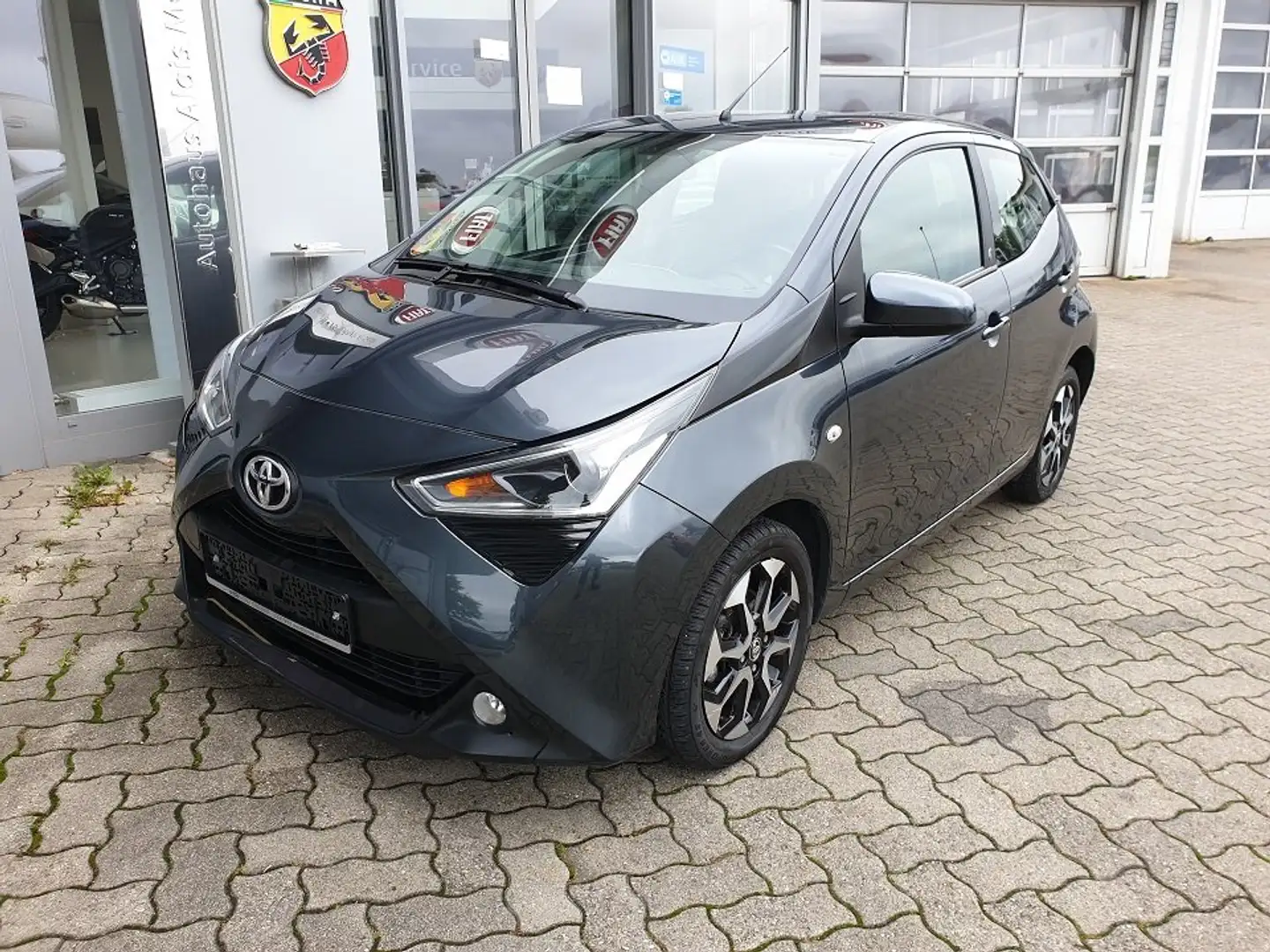Toyota Aygo x-play Team D Grau - 1