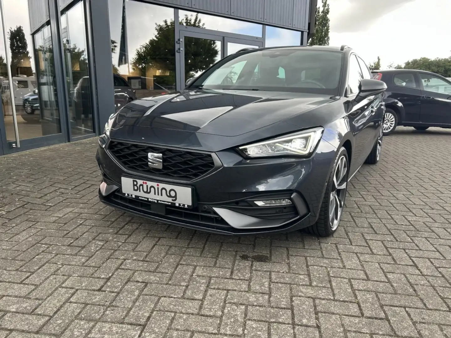SEAT Leon Sportstourer 1.5 eTSI FR AHK Navi Klima Navi Grigio - 2