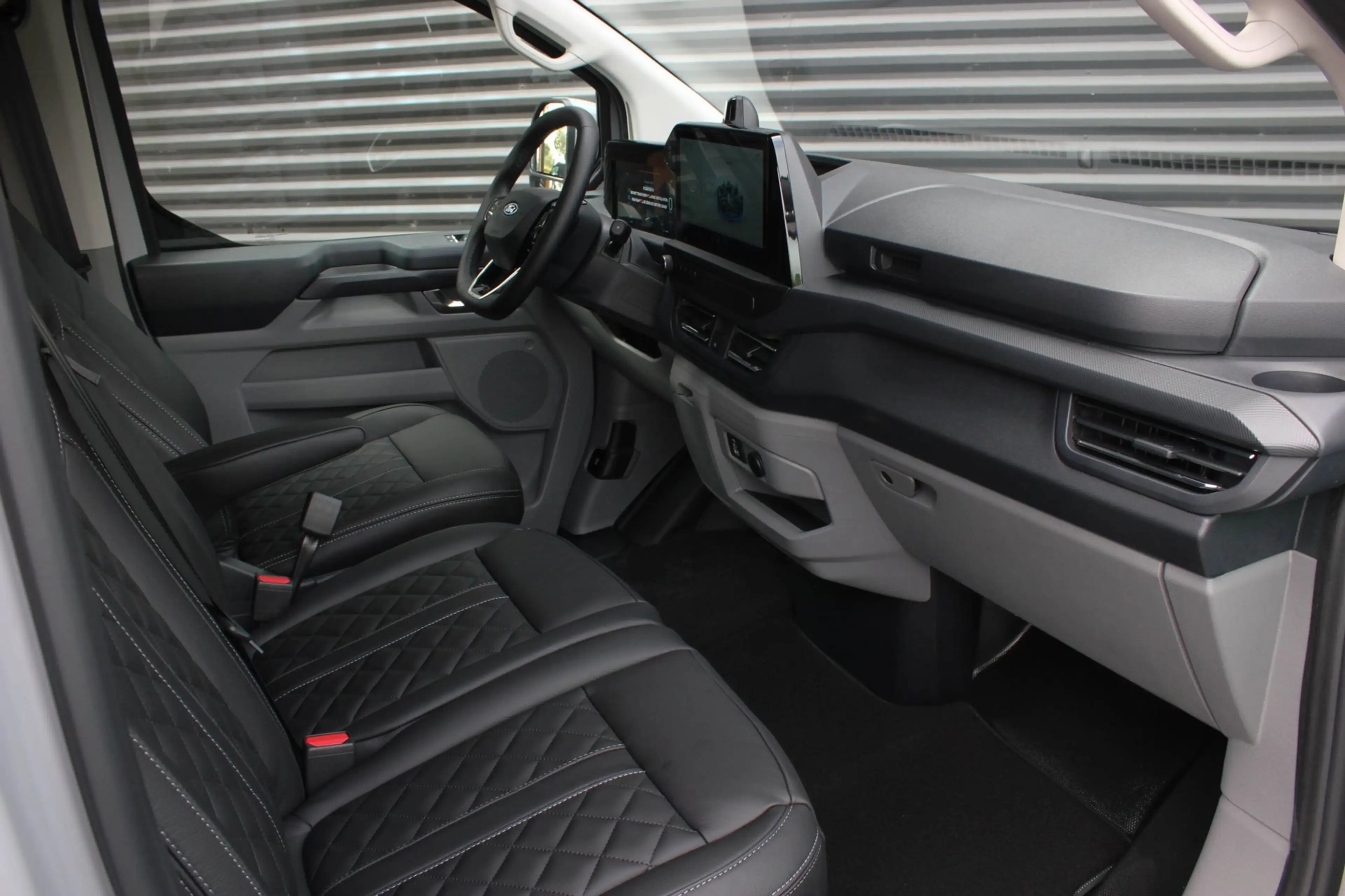 Ford E-Transit Cust. 340 L2H1 Limited 71 kWh 218PK / RAPTOR EDITO — photo 13