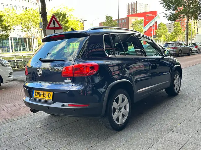 Volkswagen Tiguan view 3