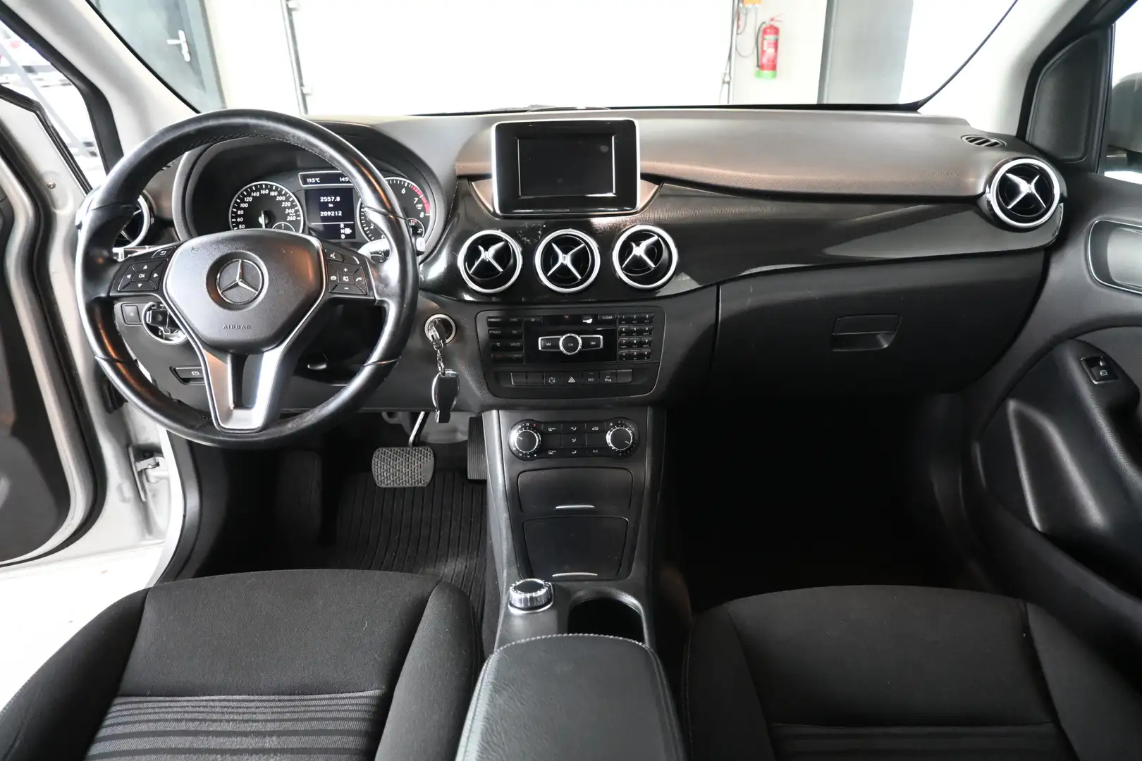 Mercedes-Benz B 180 Ambition Automaat Clima Navigatie Trekhaak All in Grijs - 2