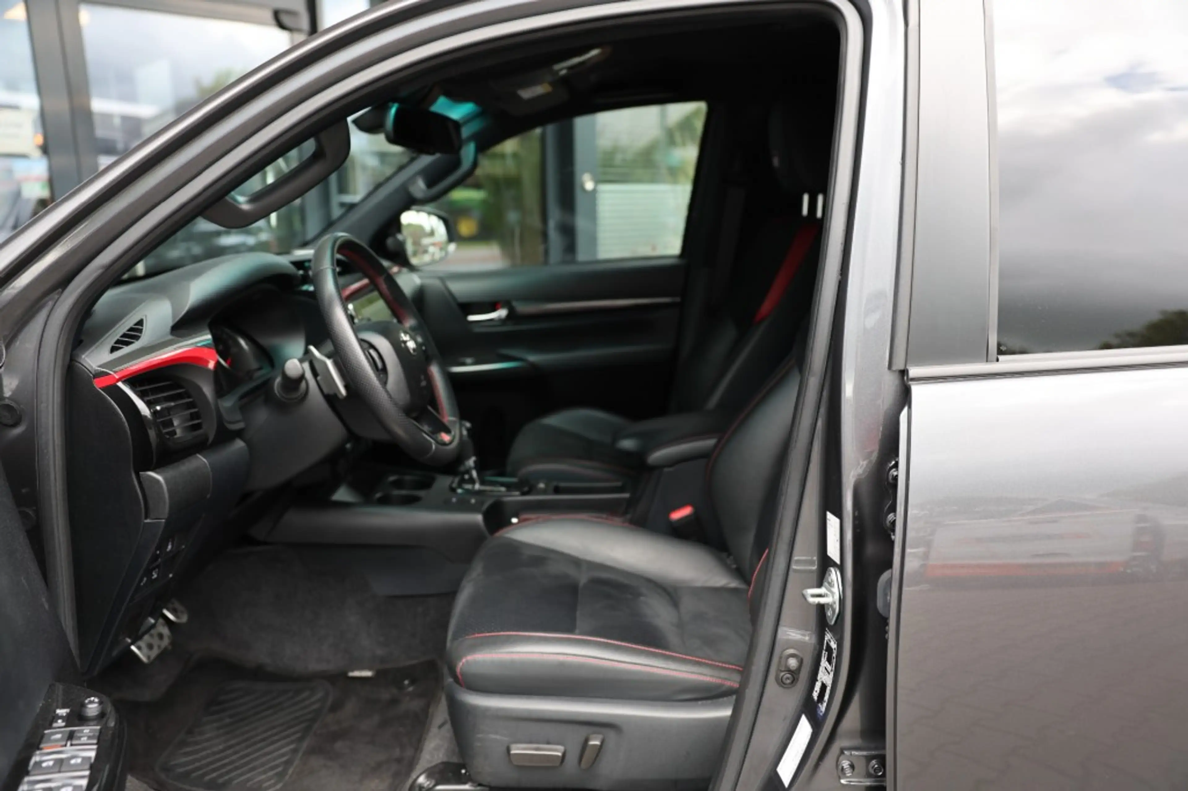 Toyota Hilux 2.8 D-4D DUBBEL CABIN GR SPORT A/T 2 ZITS 4WD VAN — photo 9