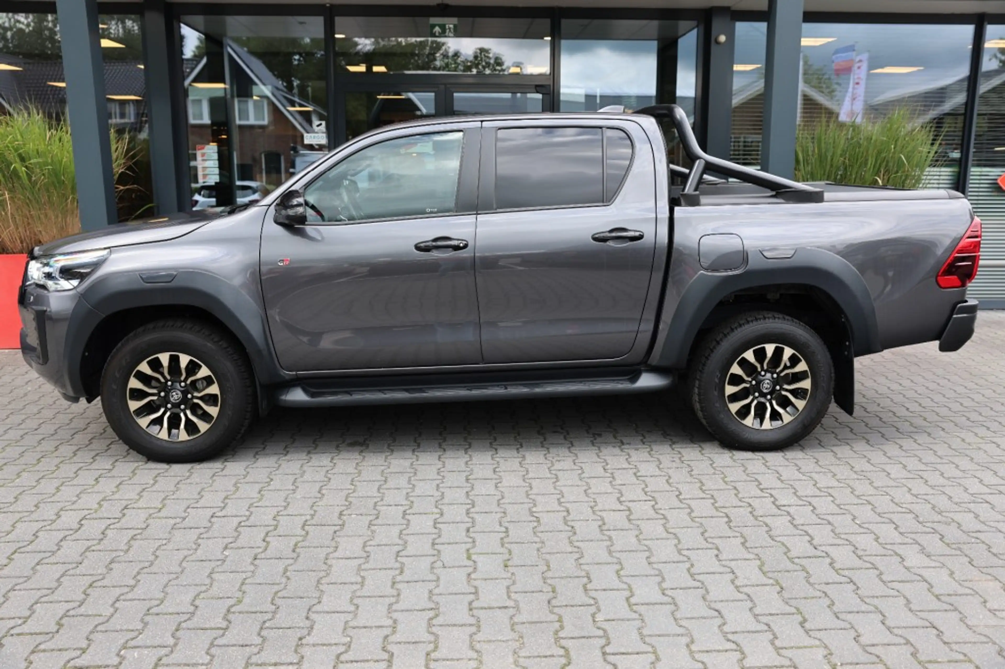 Toyota Hilux 2.8 D-4D DUBBEL CABIN GR SPORT A/T 2 ZITS 4WD VAN — photo 2