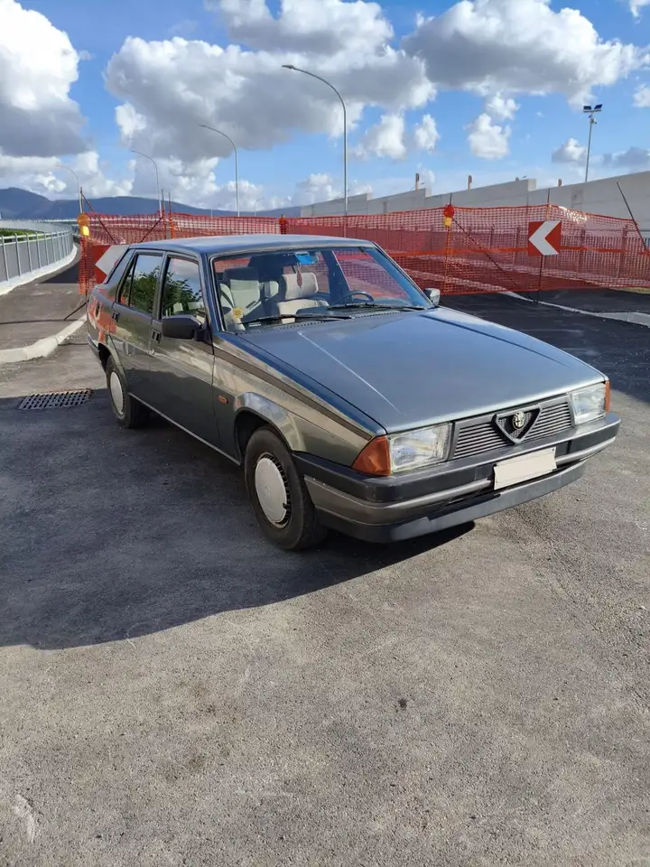 Alfa Romeo 75 1.6, foto 1