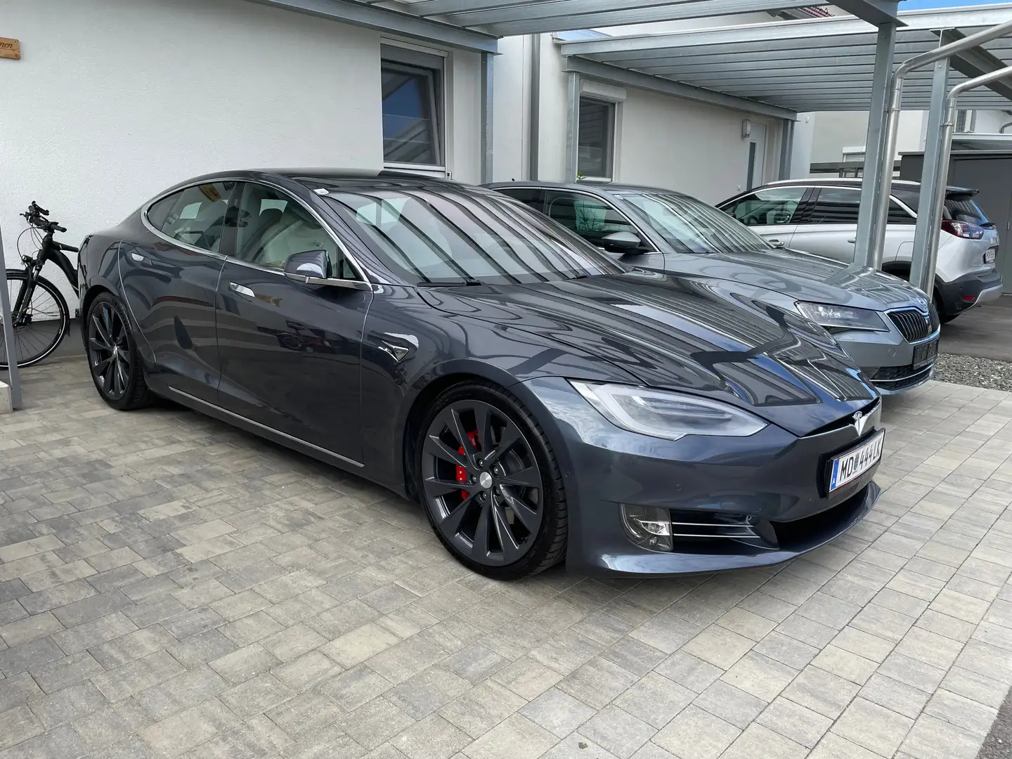 Tesla Model S Performance Ludicrous Mode Grau - 1