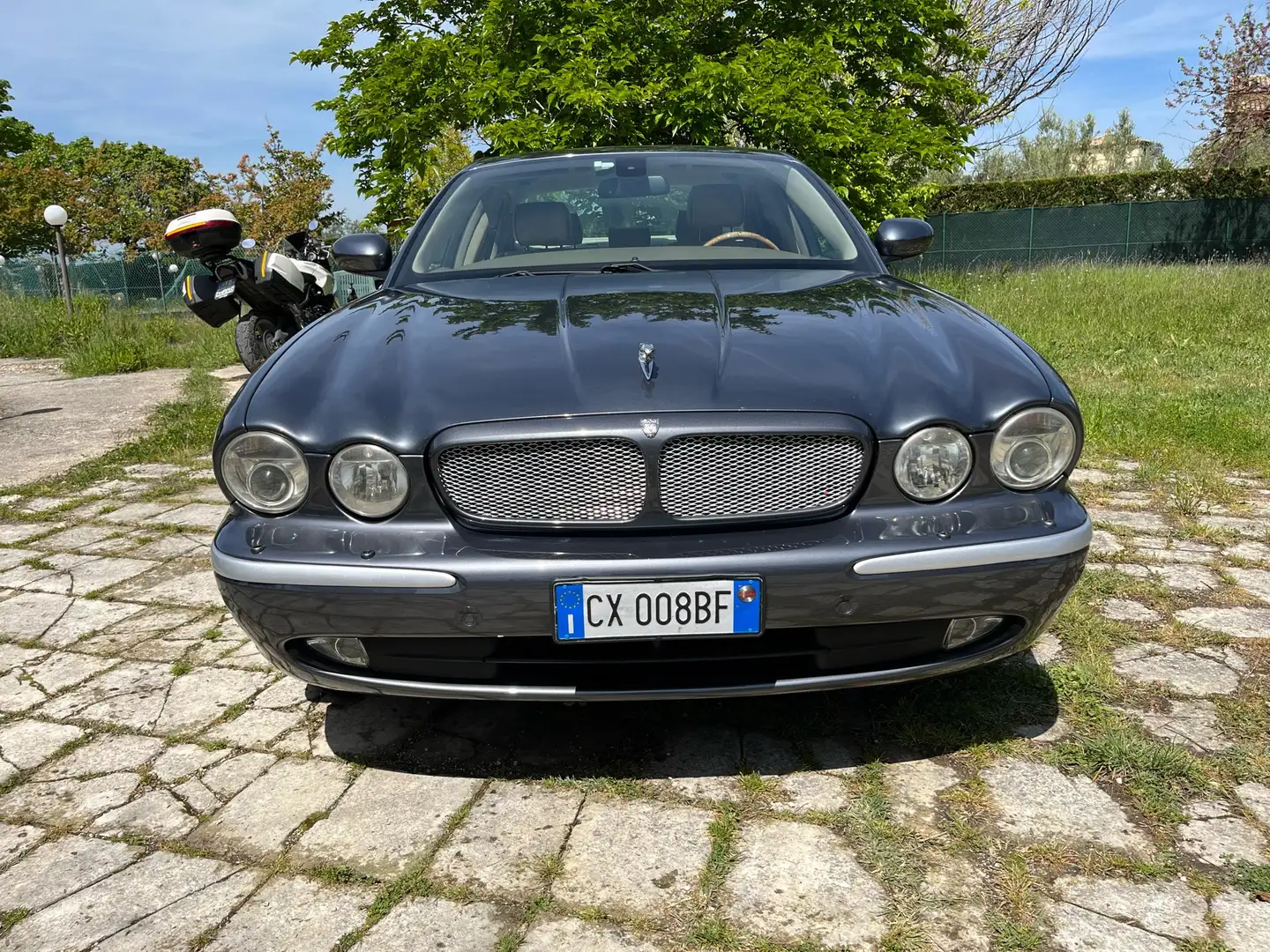 Jaguar XJ 2.7d V6 Sovereign full optional auto Šedá - 2