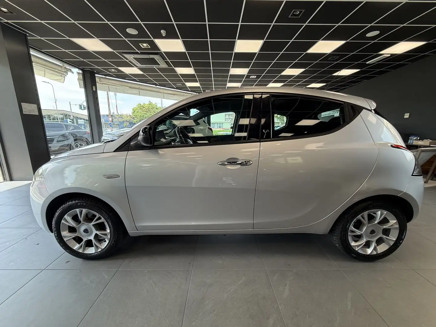 Lancia Ypsilon 1.2 69 CV 5 porte Gold Gris - 2