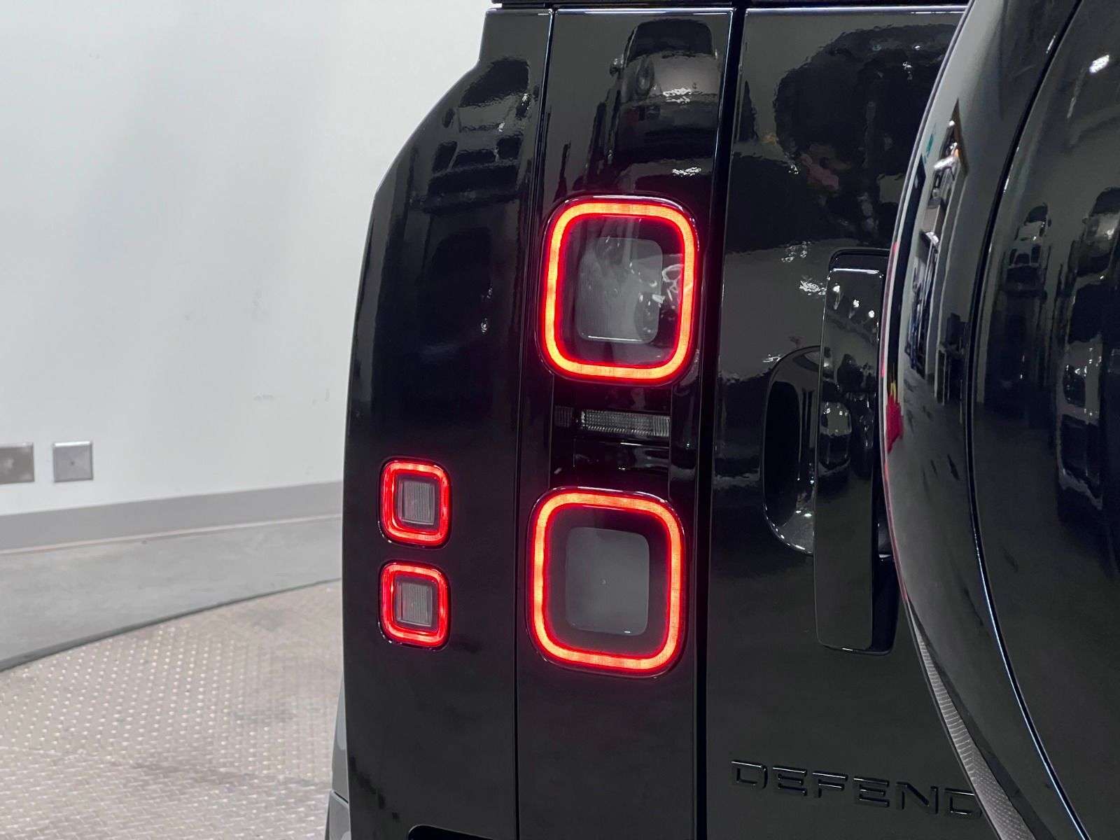 2026 Land Rover Defender 110 P400 X-DYNAMIC SE thumb 10