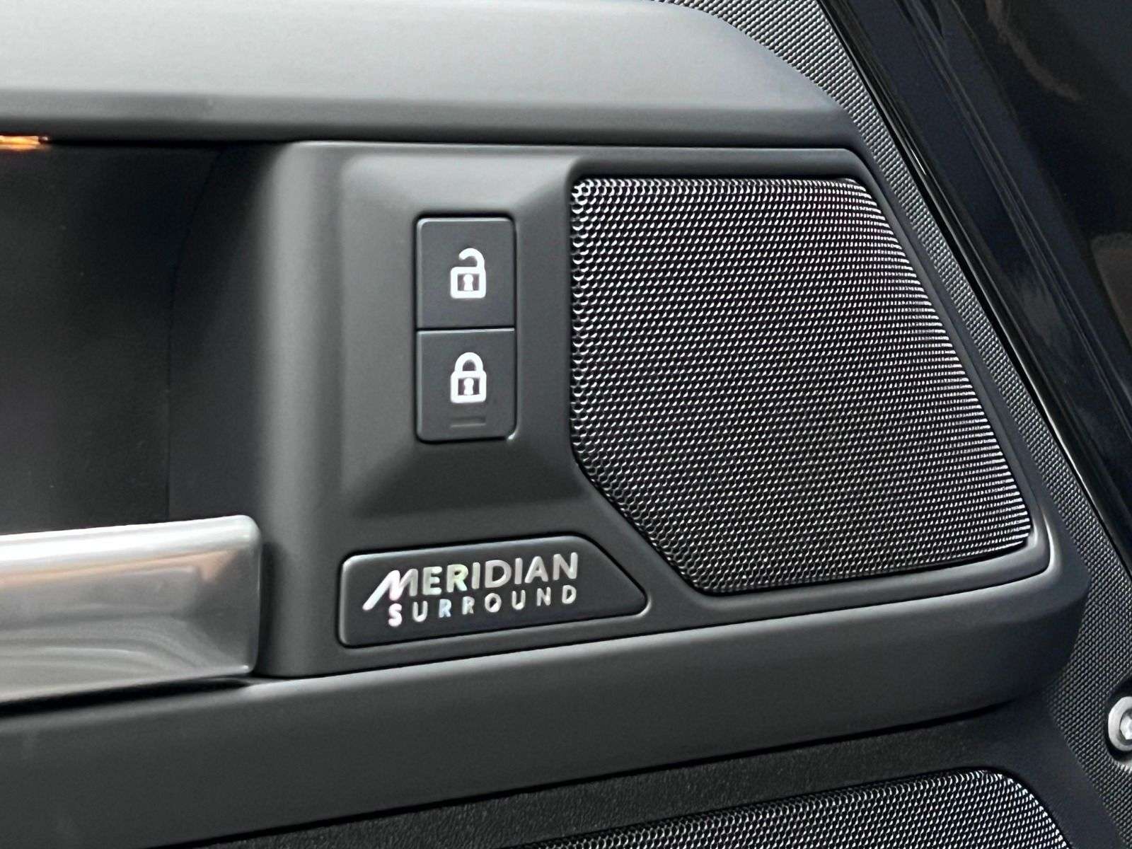 2026 Land Rover Defender 110 P400 X-DYNAMIC SE thumb 36