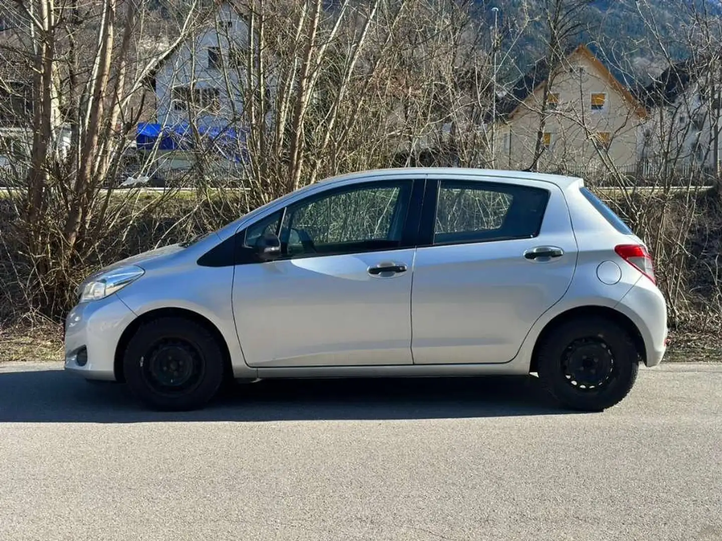 Toyota Yaris Yaris 1,0 VVT-i Linea Luna Cool Linea Luna Cool Silber - 1