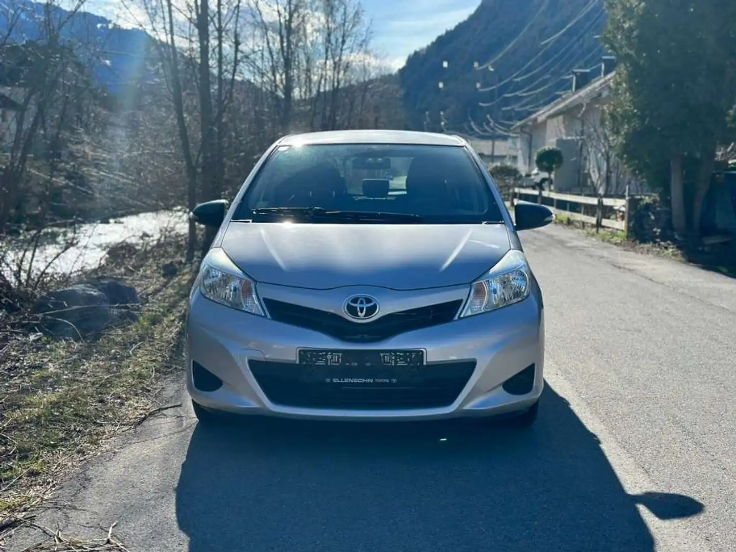 Toyota Yaris Yaris 1,0 VVT-i Linea Luna Cool Linea Luna Cool Silber - 2