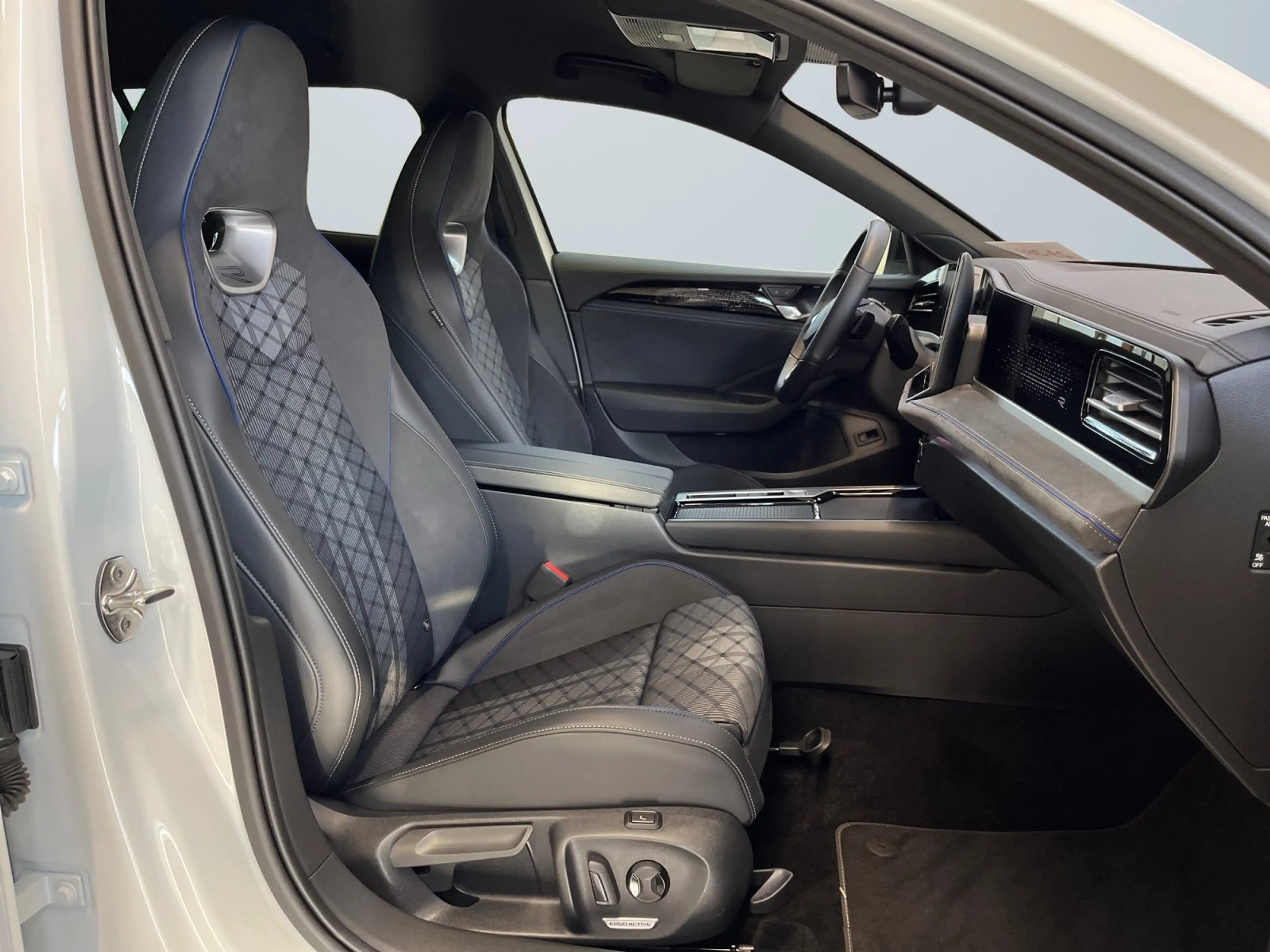 Volkswagen Passat Variant R-Line 2.0 TDI DSG 4Motion AHK DCC — photo 10