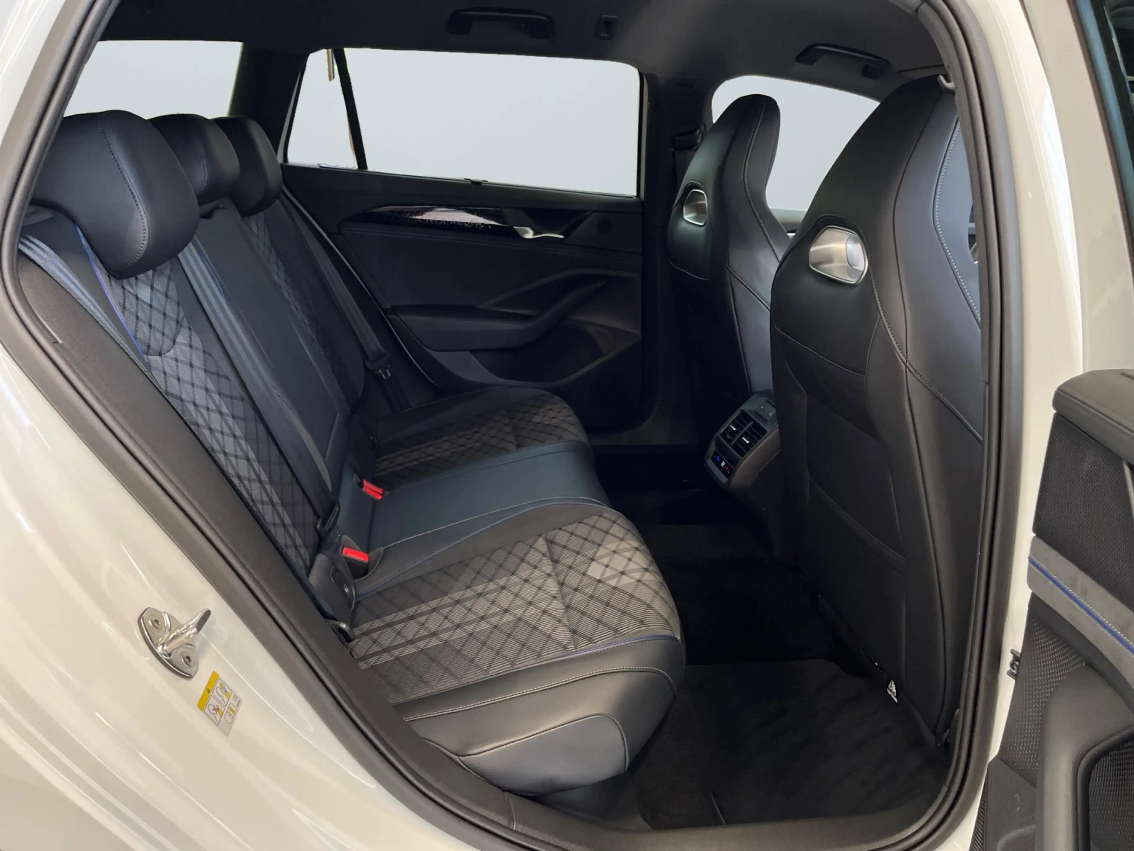 Volkswagen Passat Variant R-Line 2.0 TDI DSG 4Motion AHK DCC — photo 11