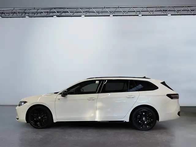 Volkswagen Passat view 3
