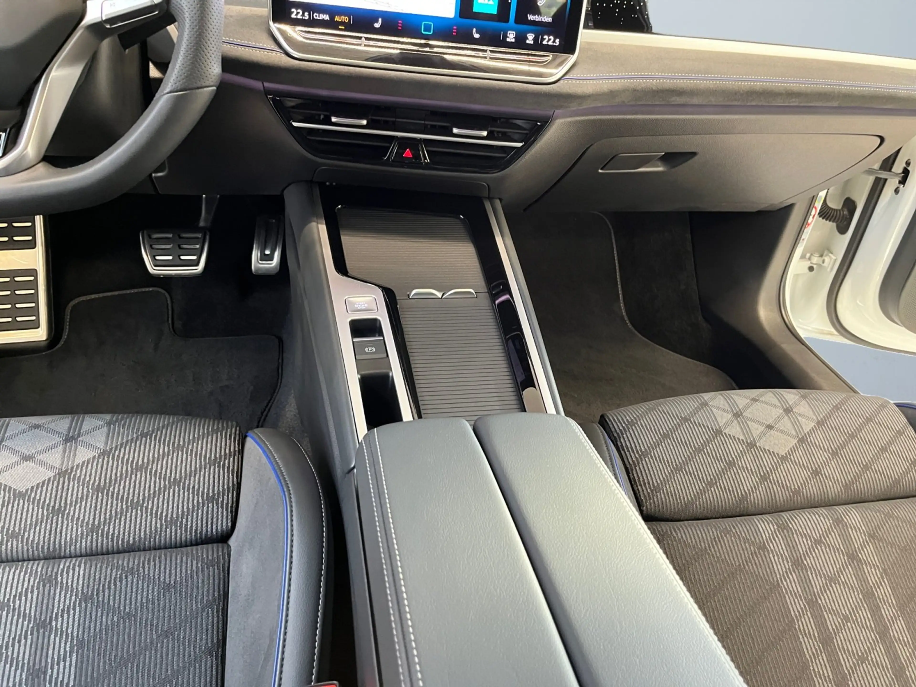 Volkswagen Passat Variant R-Line 2.0 TDI DSG 4Motion AHK DCC — photo 9