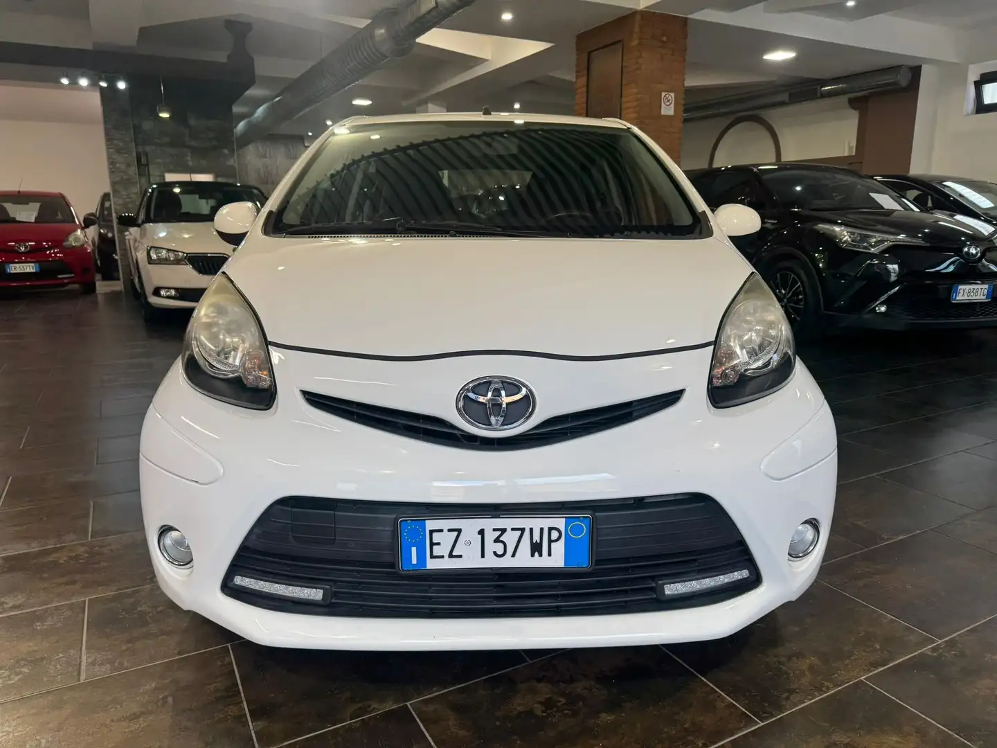 Toyota Aygo Aygo I 2012 5p 1.0 Active connect Weiß - 2