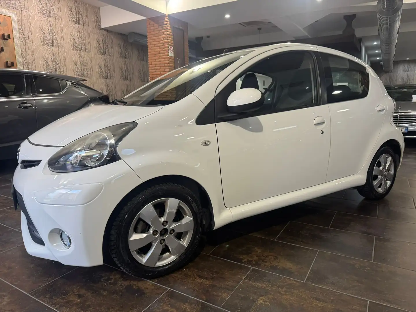 Toyota Aygo Aygo I 2012 5p 1.0 Active connect Weiß - 1