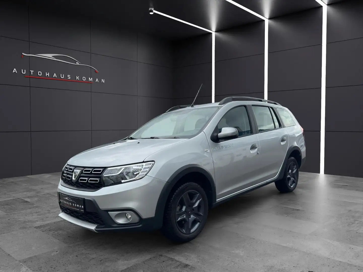 Dacia Logan Celeb.*S-HEFT*AUTOM.*KAMERA*NAVI*1.HAND Argento - 1