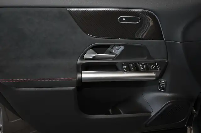 Mercedes-Benz GLA view 12