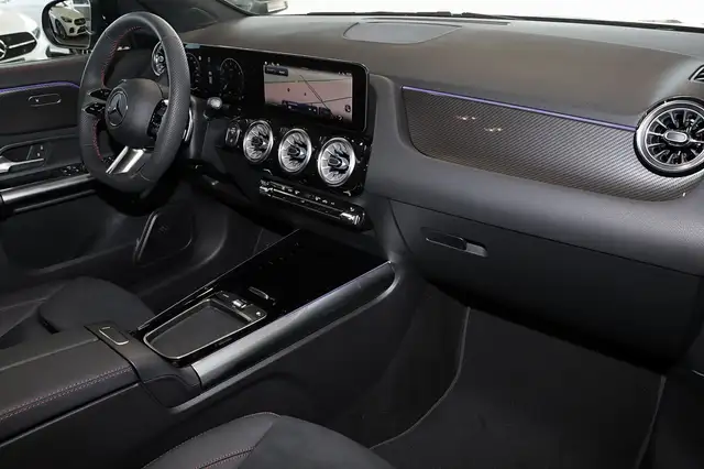 Mercedes-Benz GLA view 8