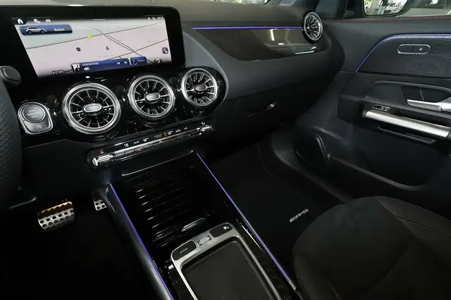 Mercedes-Benz GLA view 10