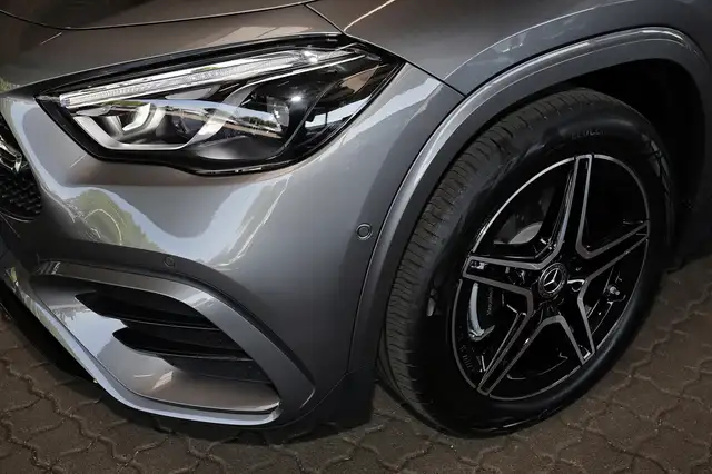 Mercedes-Benz GLA view 3