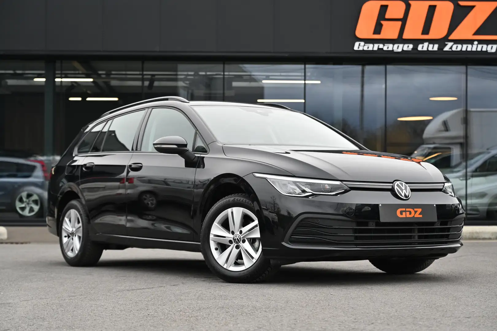 Volkswagen Golf Variant Golf SW 1.0 eTSI 110 Life Business DSG Zwart - 1