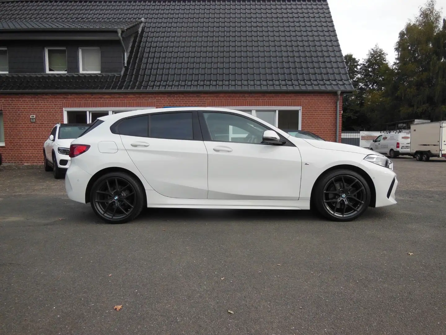 BMW 118 i M Sport SHADOW LINE/18"GREY/LED/NAV/KAM Weiß - 2
