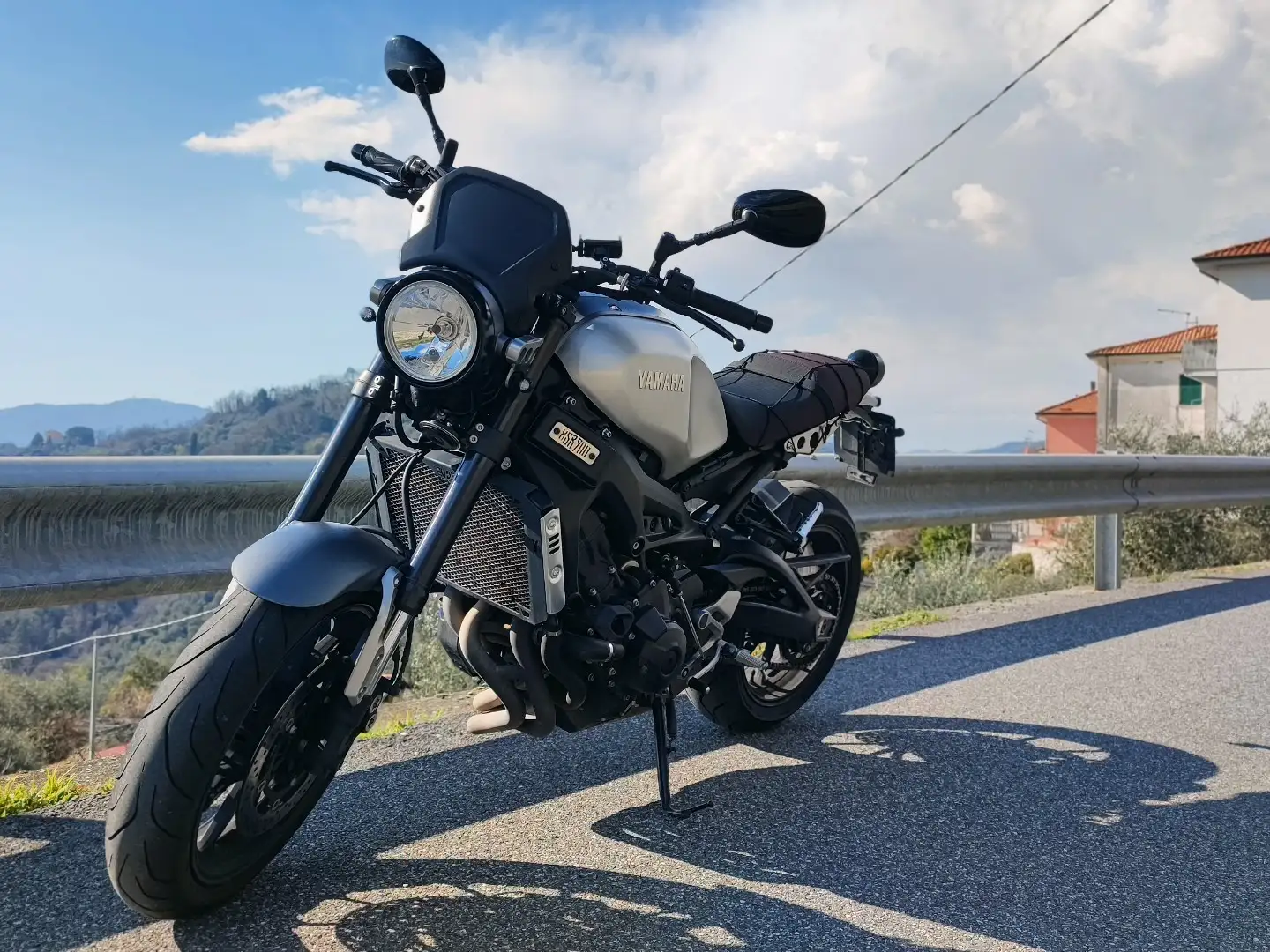 Yamaha XSR 900 Stříbrná - 1