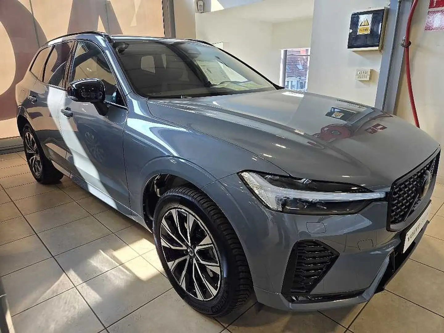 Volvo XC60 B4 Mild hybrid, Benz, Dark plus !3 jaar waarborg! Grijs - 2