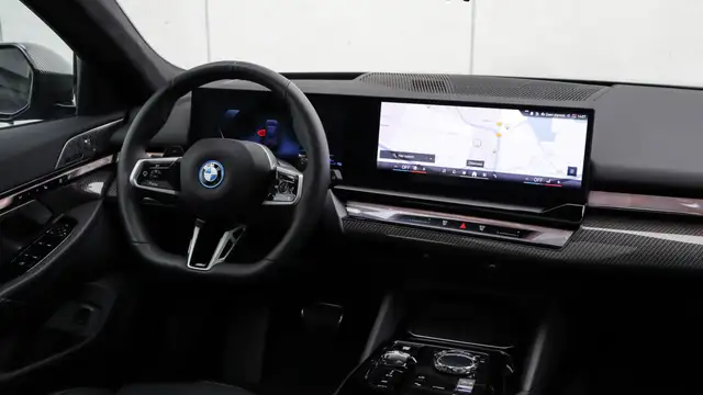 BMW 5 Series view 15