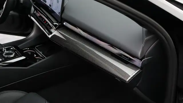 BMW 5 Series view 23