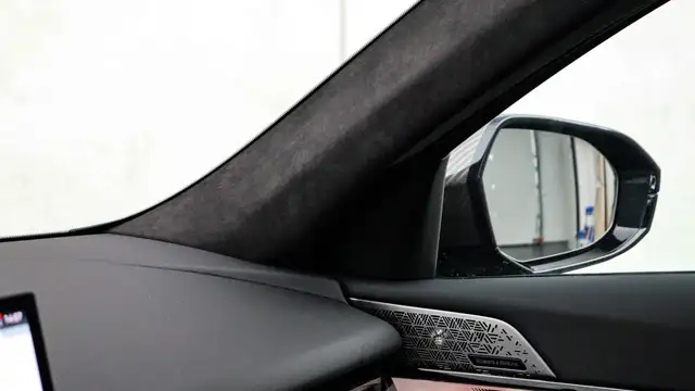BMW 5 Series view 26