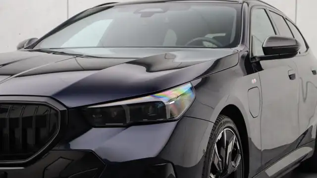 BMW 5 Series view 28