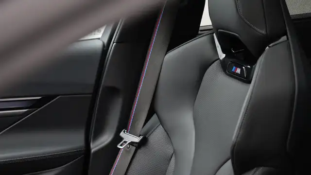 BMW 5 Series view 11