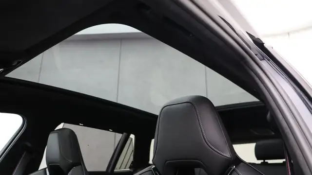 BMW 5 Series view 10