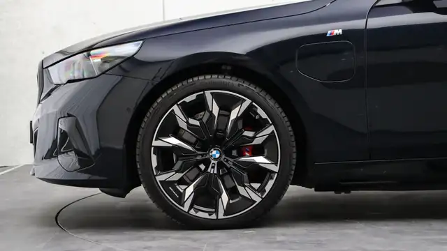 BMW 5 Series view 6