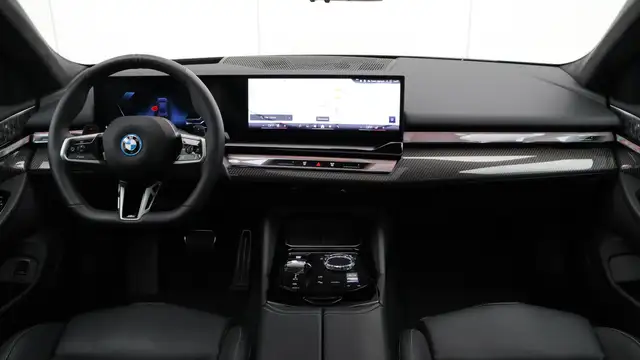 BMW 5 Series view 25