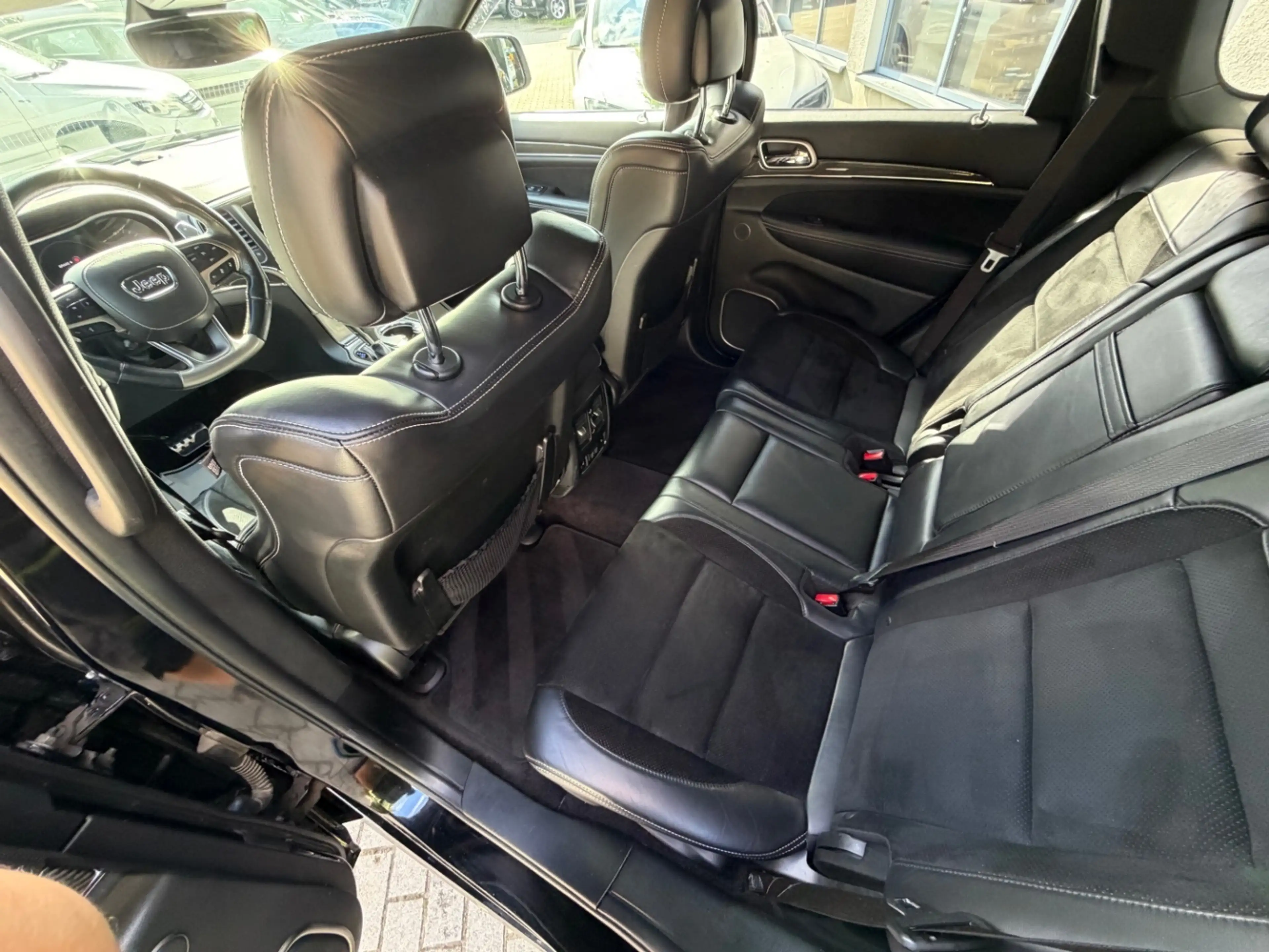 Jeep Grand Cherokee 6,4 SRT Leder"Navi"AHK"LED — photo 14
