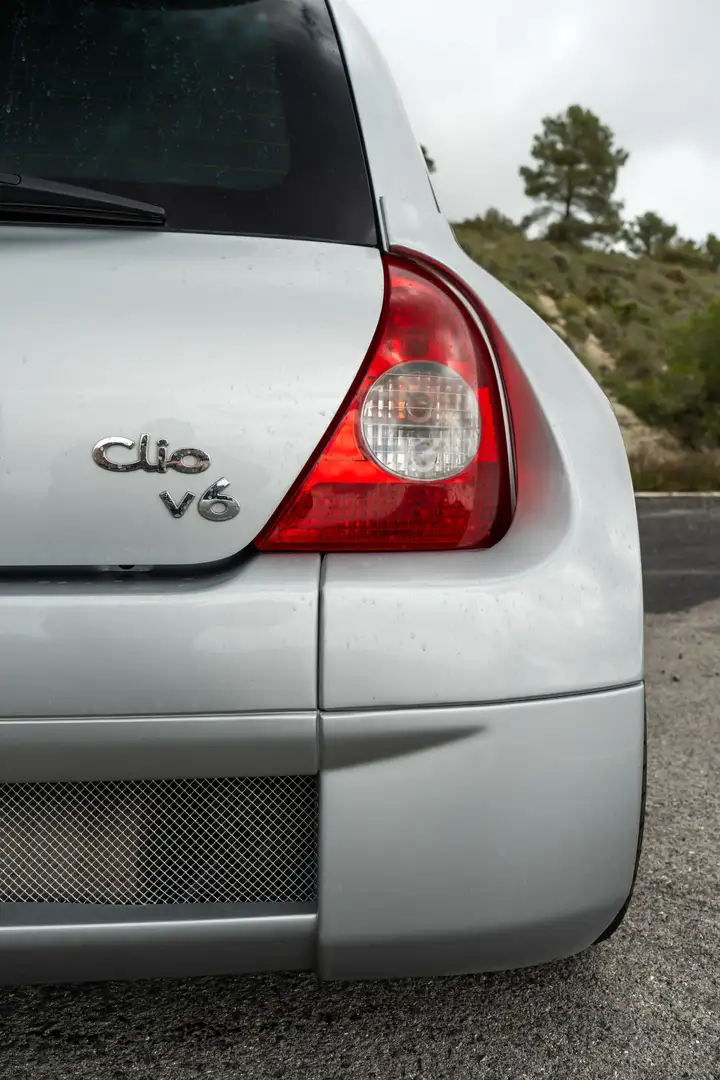 Renault Clio 3.0 V6 Sport - 1